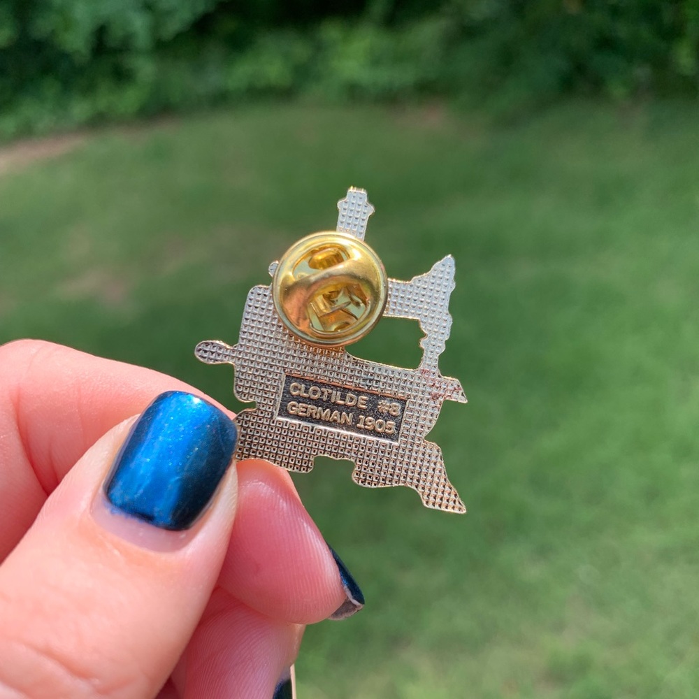 🧵Sewing Machine Pin Brooch🧵 - Picture 7 of 8